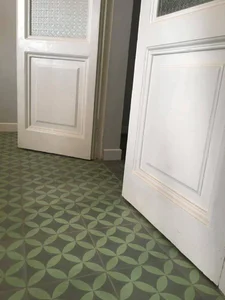 Combinaciones de colores neutros con acentos vivos en suelos hidráulicos 3 123 REAL PASILLO CRILLA