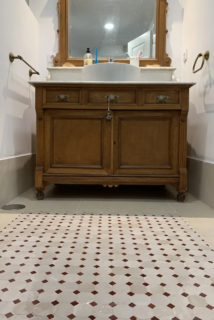 Baño revestido con zellige artesanal en los colores ZC204 y ZC211, modelo Muthaman