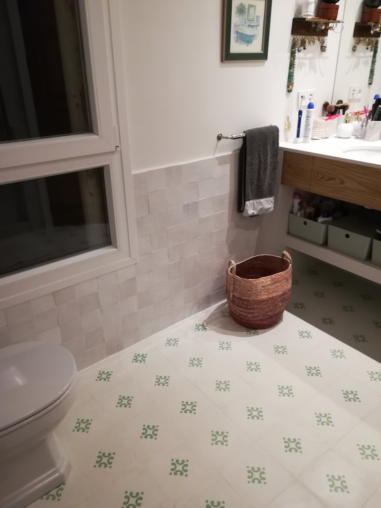Baño con zócalo de zellige mjeddij 10 × 10 cm blanco y suelo de baldosa hidráulica blanca con motivo verde