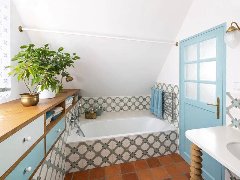 Cómo decorar un baño con baldosas hidráulicas: ideas y consejos para crear un ambiente fresco y relajante