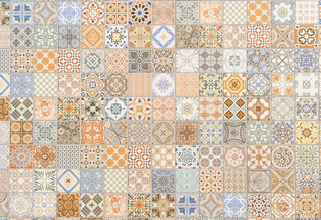 Cómo combinar baldosas hidráulicas y zellige en un mismo proyecto 2 Pared revestida con azulejo artesanal tradicional junto a un pavimento con dibujo geométrico